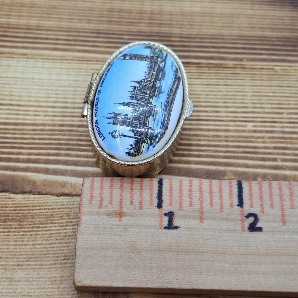 VTG PILL BOX Porcelain  London Houses Of Parliament‎ Oval Pillbox Souvenir Metal